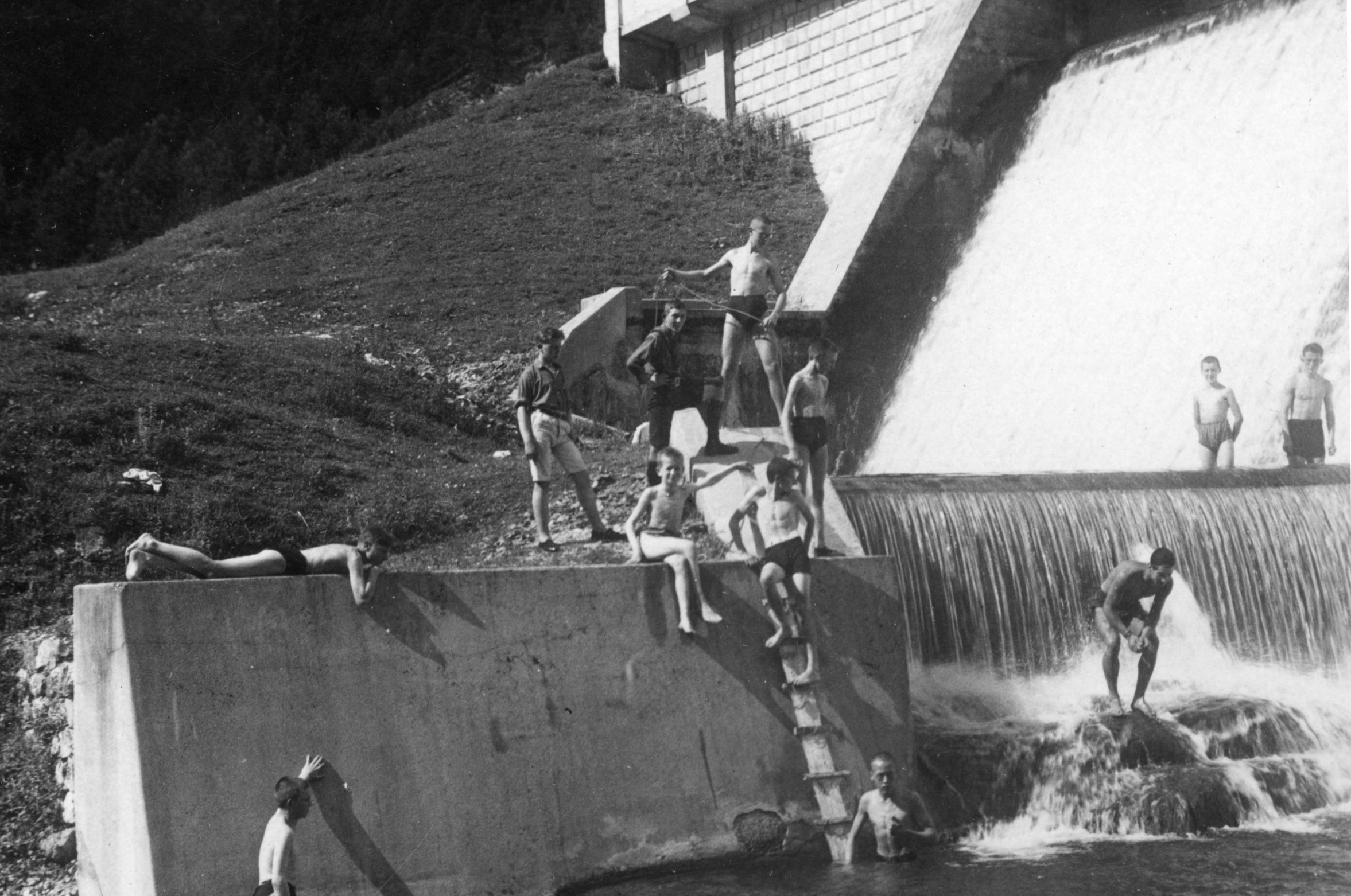  Kinder und Jugendliche in Wasser neben Wasserwerk
