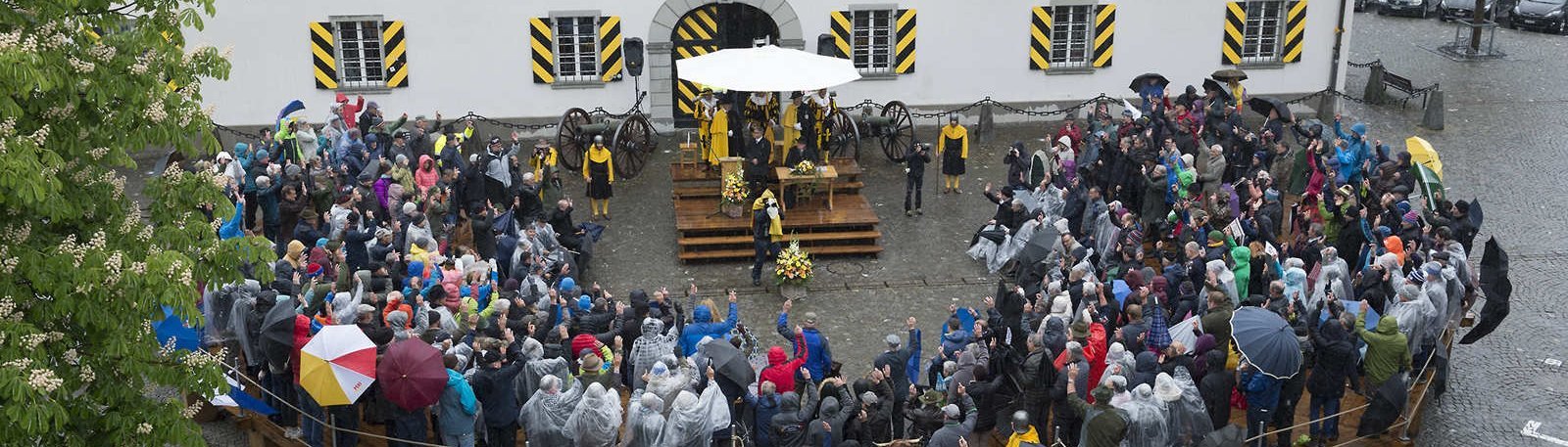 Assembly in front of the arsenal in Altdorf