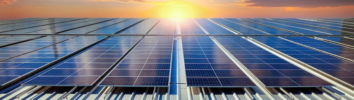Photovoltaik-Anlagen im Sonnenlicht