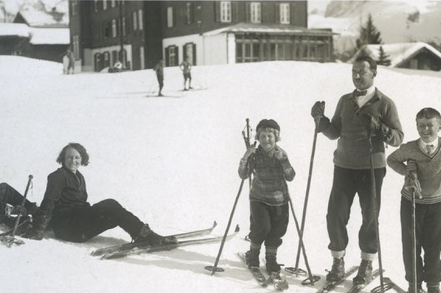 Elsa Roth (left) with her family skiing in Mürren in February 1929