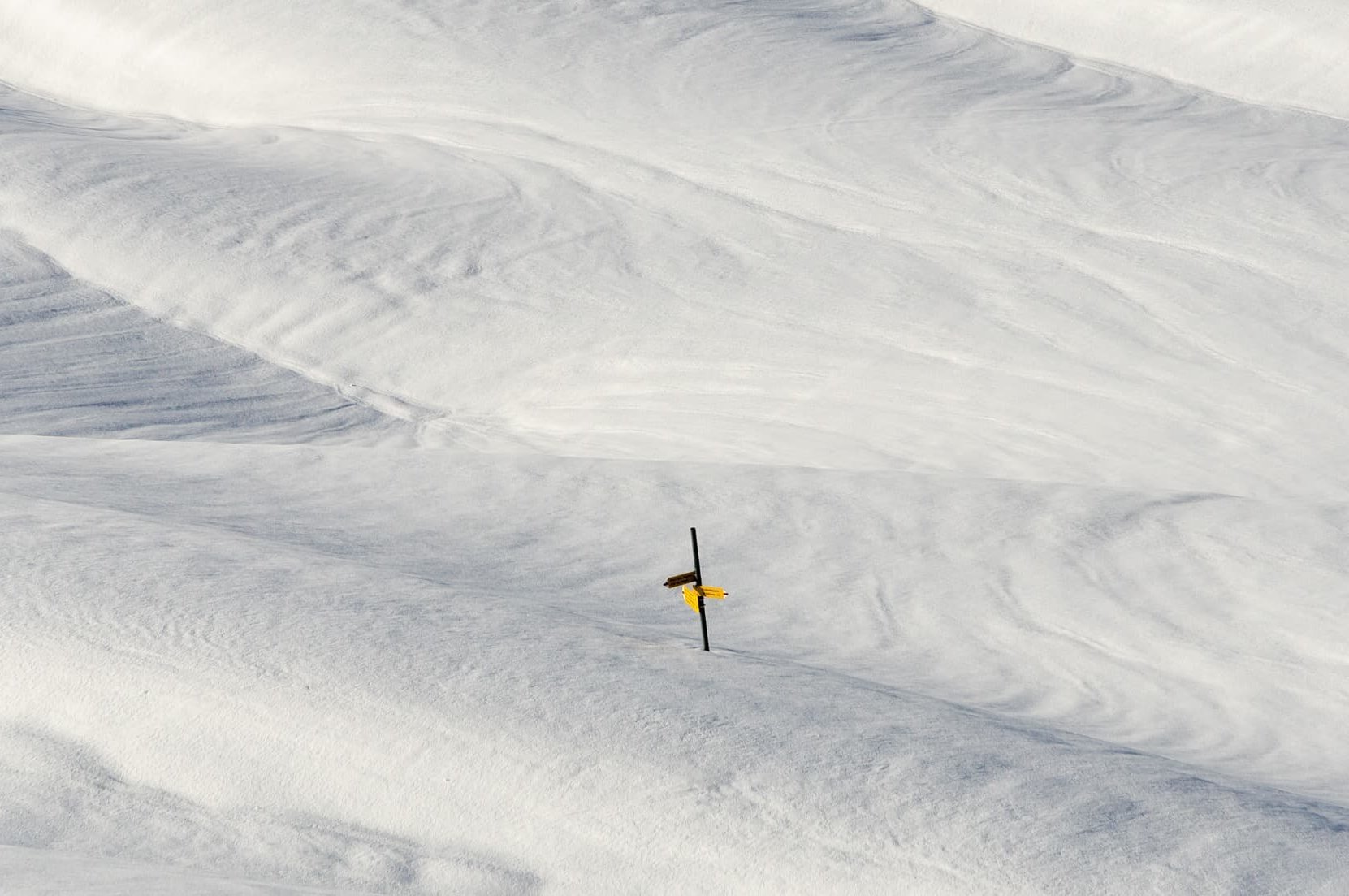 Wegweiser im Schnee