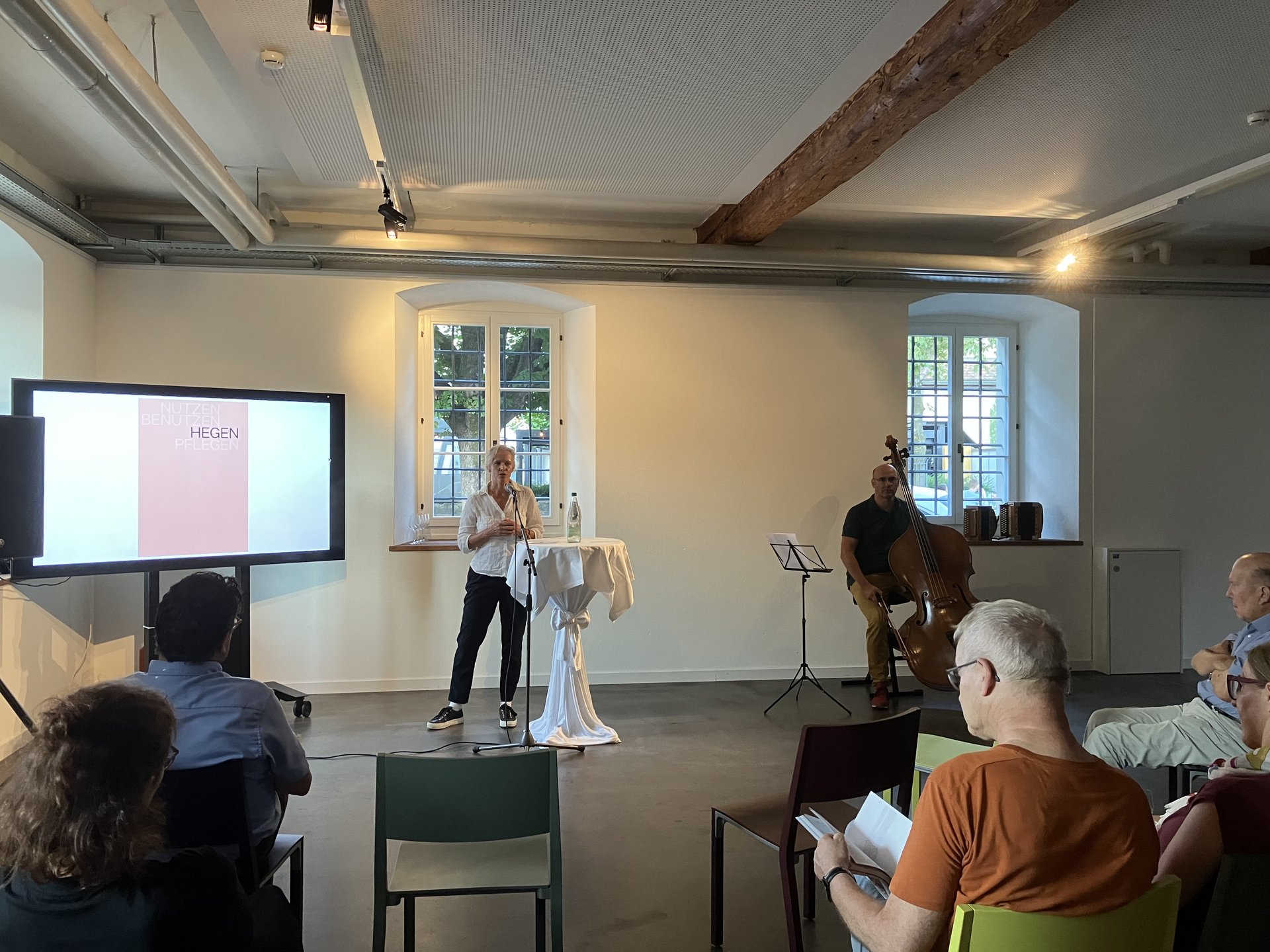 Andrea Meier an der Buchvernissage "NUTZEN. BENUTZEN. HEGEN. PFLEGEN. Die Alpen im Anthropozän"