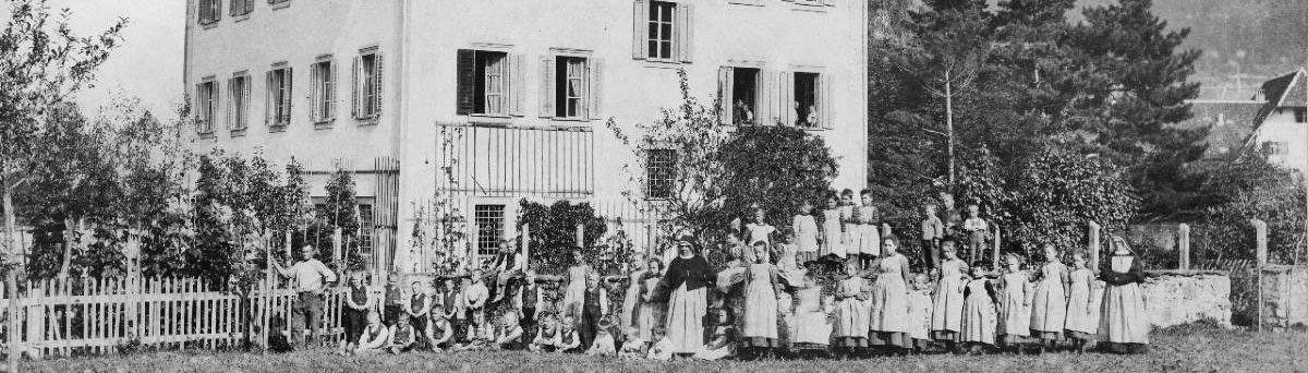 Schwarzweiss Bild Haus mit Kinder und Klosterfrauen